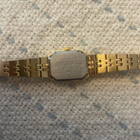 Vintage Tiny Gold Tone Citizen quartz womens watch - Picture 5 of 6